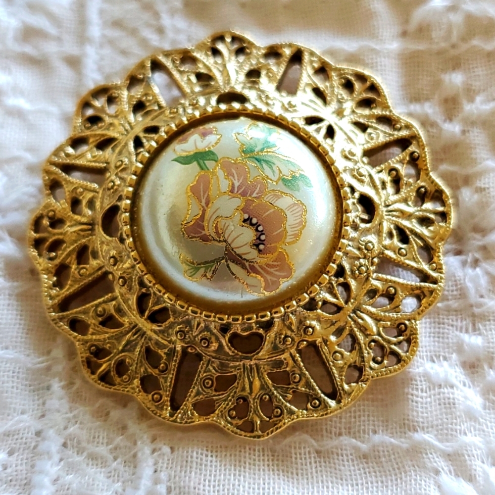 Vintage 1928 Round Goldtone Filigree Brooch  Floral Detail